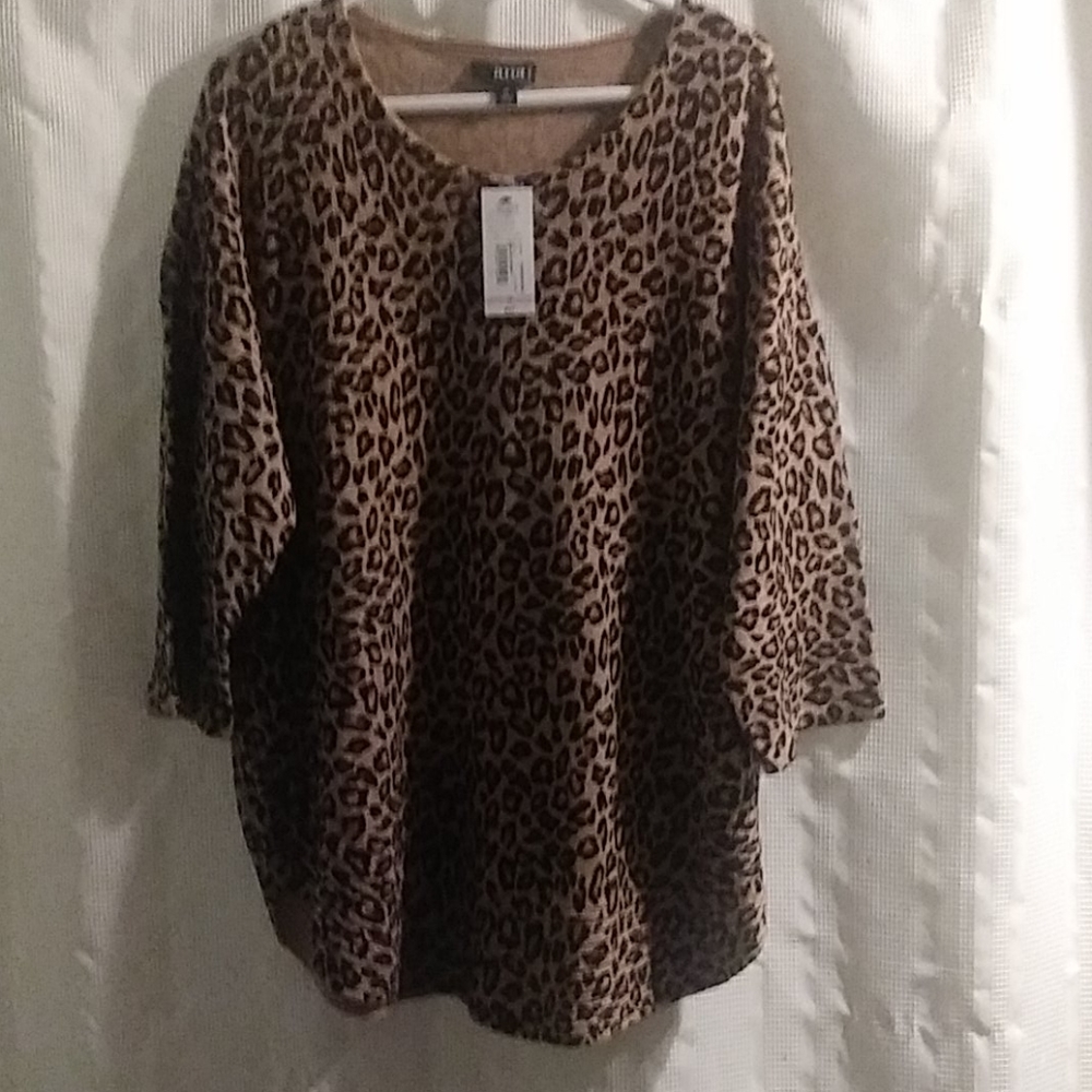 New a.n.a women leo print shirt.